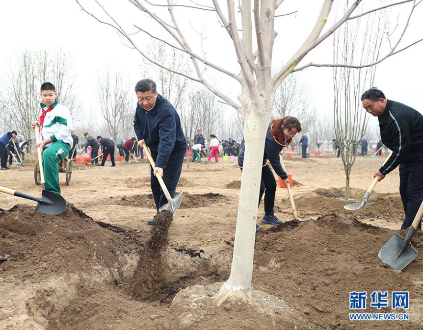 2018年4月2日，习近平来到北京市通州区张家湾镇参加首都义务植树活动。(图片来源：新华社）